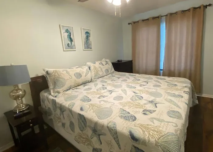 Holiday home Island Winds West: Beachfront Retreat With Hangout Access