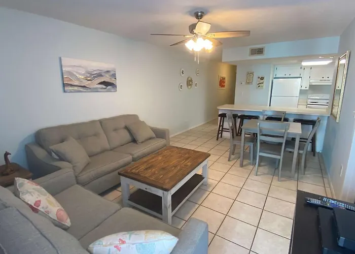 Island Winds West: Beachfront Retreat With Hangout Access *