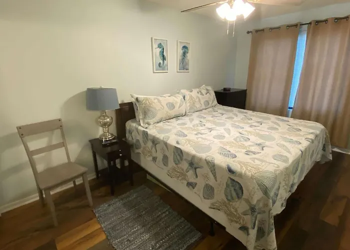Holiday home Island Winds West: Beachfront Retreat With Hangout Access *