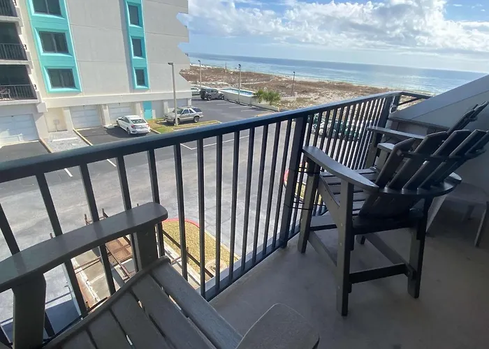 Island Winds West: Beachfront Retreat With Hangout Access *