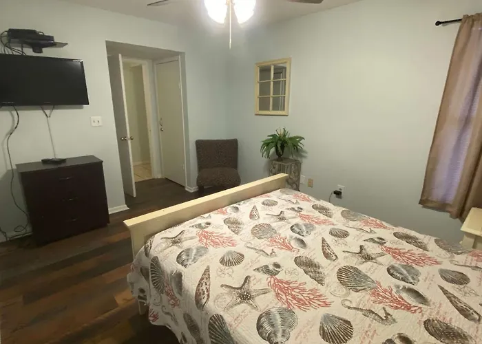 Holiday home Island Winds West: Beachfront Retreat With Hangout Access